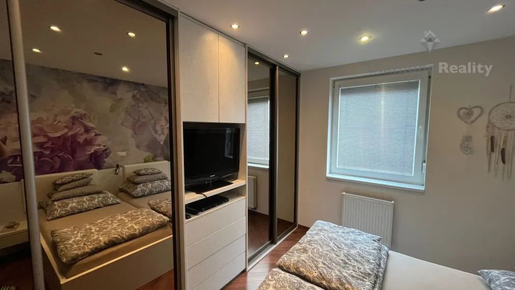 Na predaj veľký 3 izbový byt s balkónom, Kúpeľné nám., Sereď