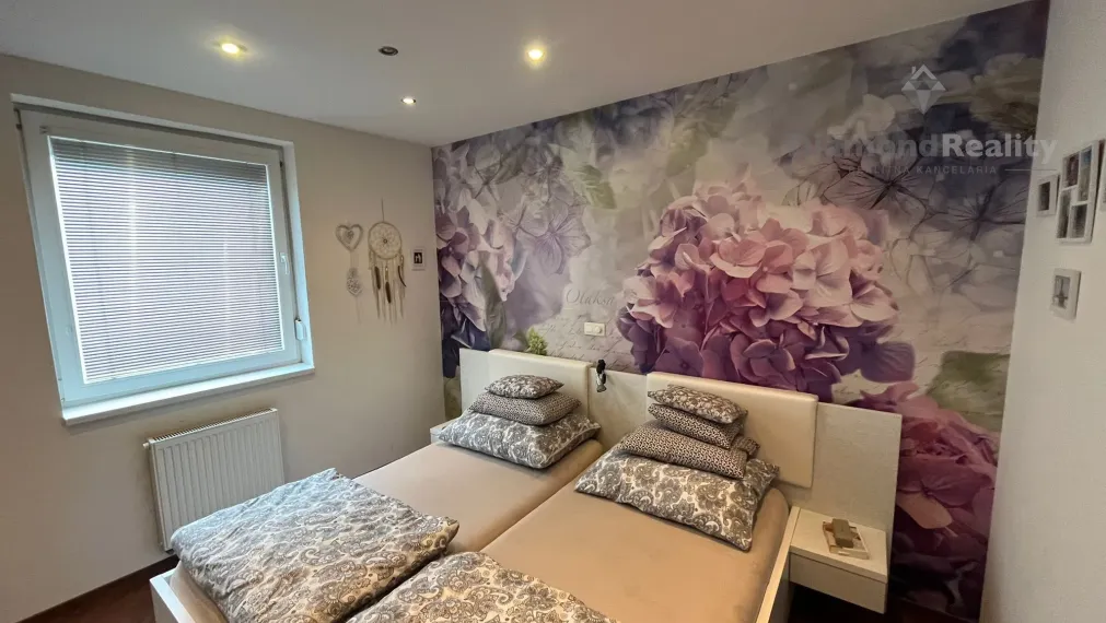 Na predaj veľký 3 izbový byt s balkónom, Kúpeľné nám., Sereď