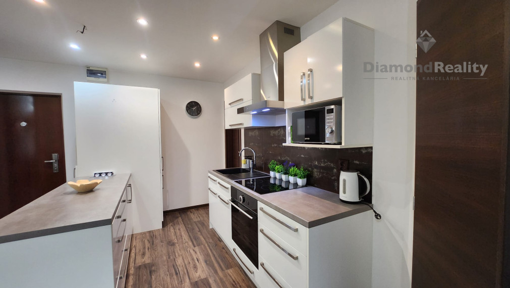 LUXUSNÝ GLAMOUR BYT S OBROVSKOU LOGGIOU – TURGENEVOVA -  KOMPLETNE ZARIADENÝ