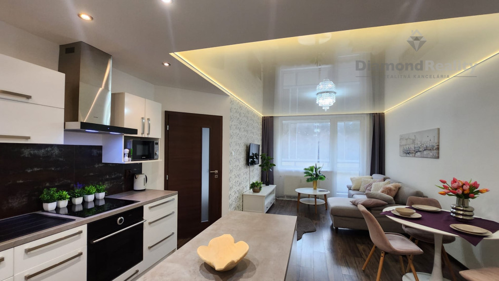 LUXUSNÝ GLAMOUR BYT S OBROVSKOU LOGGIOU – TURGENEVOVA -  KOMPLETNE ZARIADENÝ