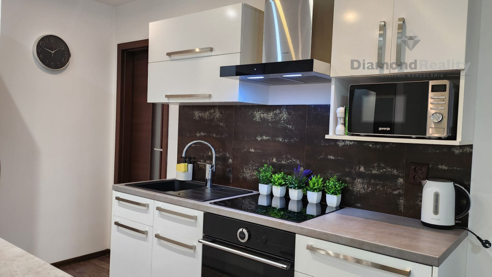 LUXUSNÝ GLAMOUR BYT S OBROVSKOU LOGGIOU – TURGENEVOVA -  KOMPLETNE ZARIADENÝ