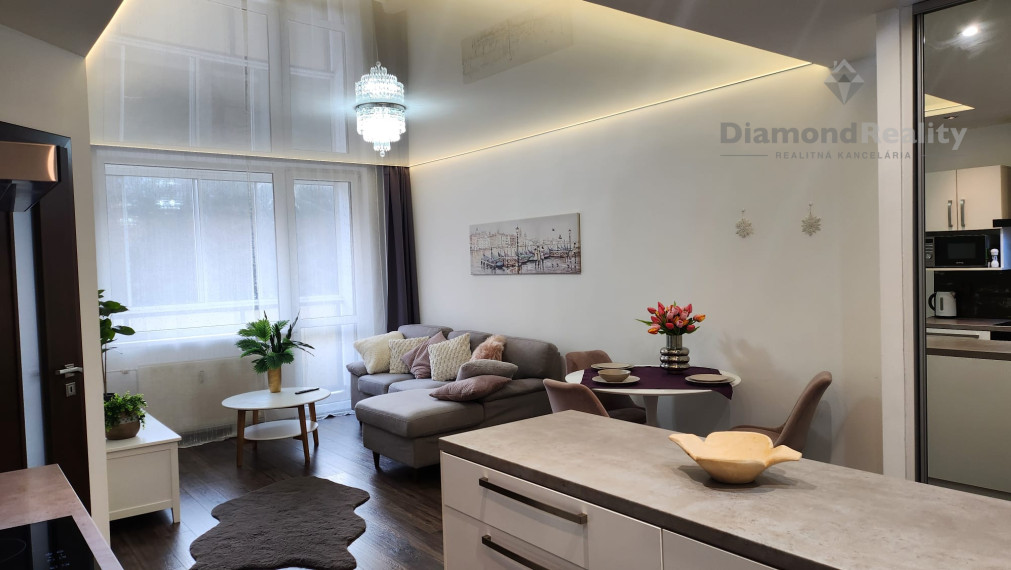 LUXUSNÝ GLAMOUR BYT S OBROVSKOU LOGGIOU – TURGENEVOVA -  KOMPLETNE ZARIADENÝ