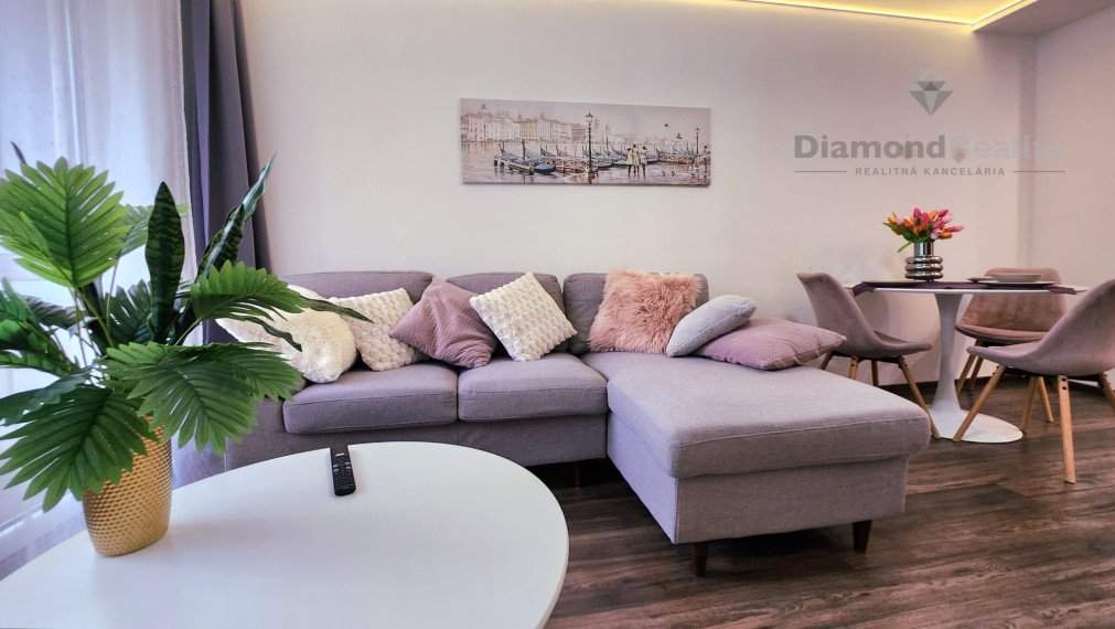 LUXUSNÝ GLAMOUR BYT S OBROVSKOU LOGGIOU – TURGENEVOVA -  KOMPLETNE ZARIADENÝ