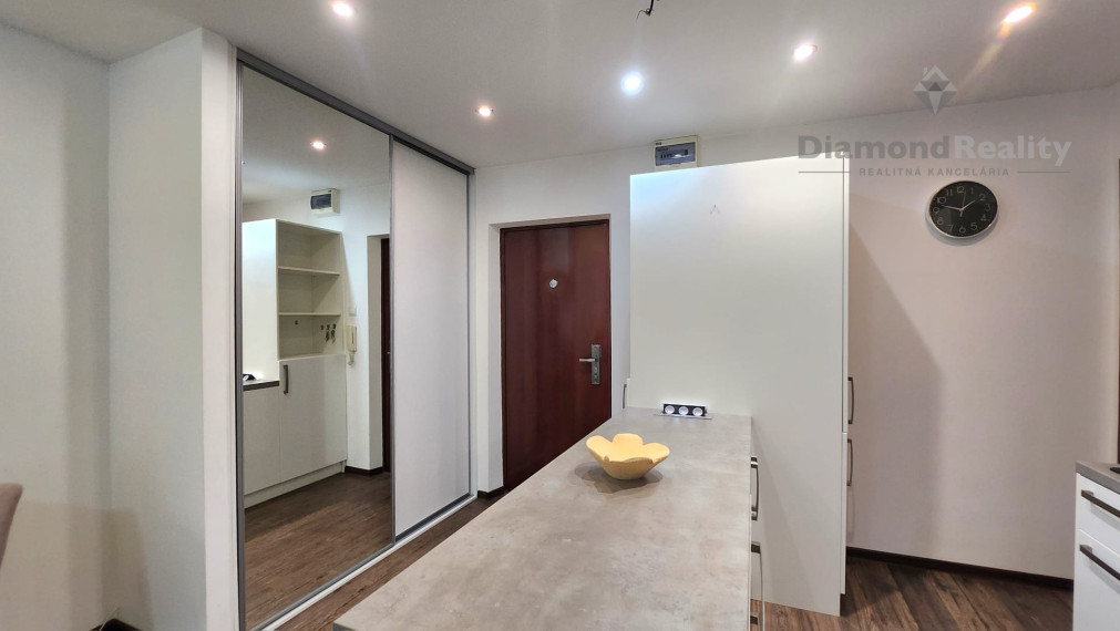 LUXUSNÝ GLAMOUR BYT S OBROVSKOU LOGGIOU – TURGENEVOVA -  KOMPLETNE ZARIADENÝ