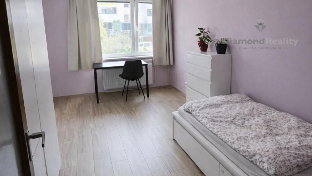 Na prenájom samost nepriechod izba, 4 izb byt Veterná Trnava