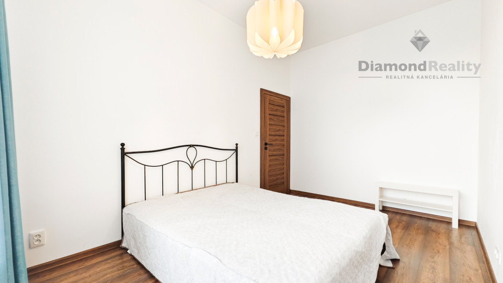 PRÉMIOVÝ 3-IZBOVÝ BYT S 22 m² LOGGIOU V BOROVICOVOM HÁJI – LUXUS, SÚKROMIE A LES POD OKNAMI + PARKOVANIE V CENE