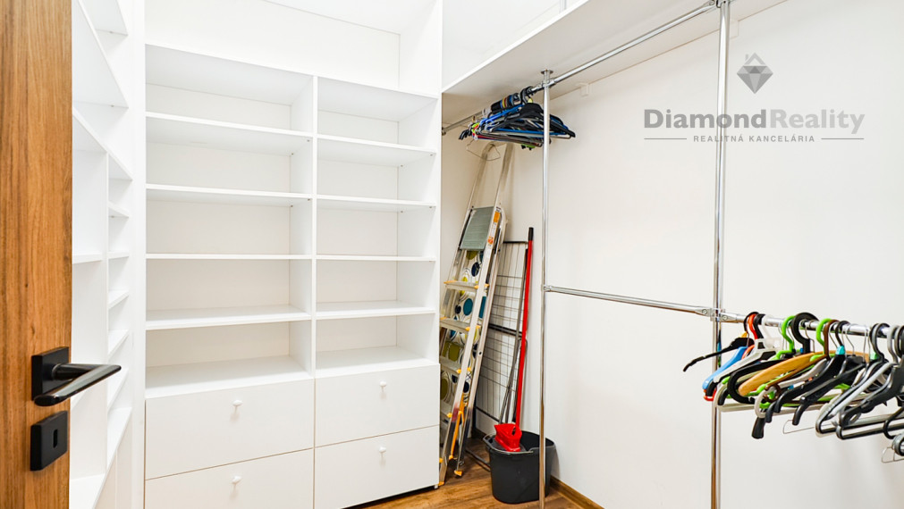 PRÉMIOVÝ 3-IZBOVÝ BYT S 22 m² LOGGIOU V BOROVICOVOM HÁJI – LUXUS, SÚKROMIE A LES POD OKNAMI + PARKOVANIE V CENE