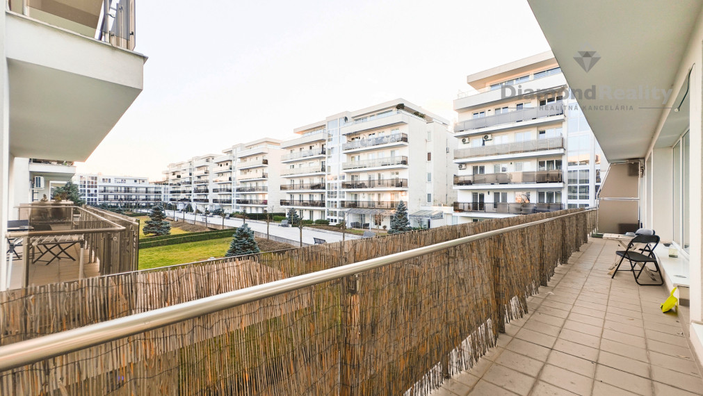 PRÉMIOVÝ 3-IZBOVÝ BYT S 22 m² LOGGIOU V BOROVICOVOM HÁJI – LUXUS, SÚKROMIE A LES POD OKNAMI + PARKOVANIE V CENE