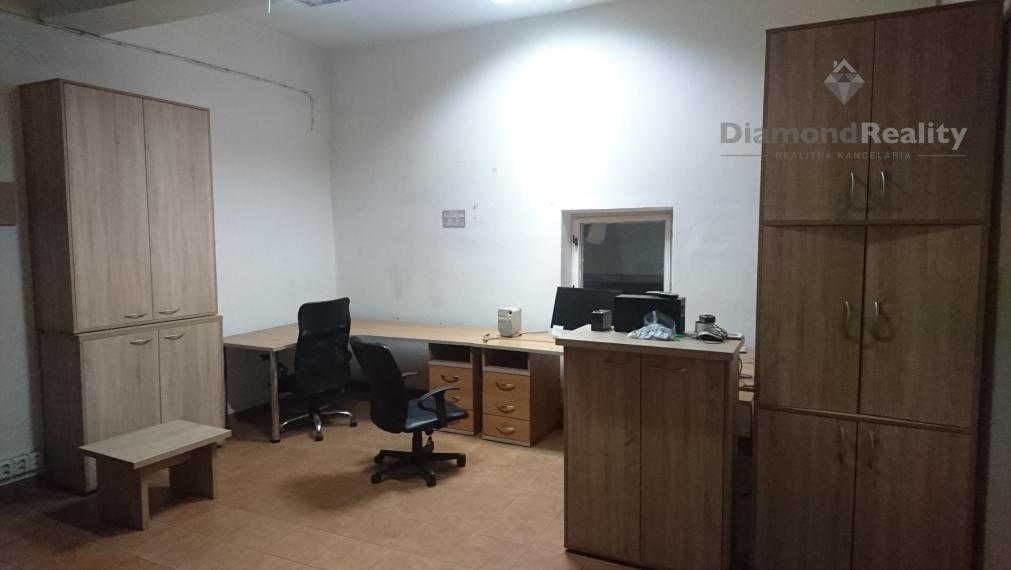 VÝROBNÉ HALY A SKLADY – PRENÁJOM SKLADOVÝCH A VÝROBNÝCH PRIESTOROV S KANCELÁRIAMI | 3 251 m² | TOP DOSTUPNOSŤ PRE KAMIÓNY