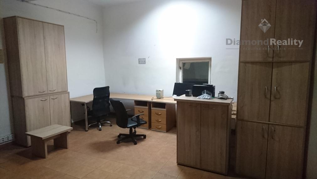 VÝROBNÉ HALY A SKLADY – PRENÁJOM SKLADOVÝCH A VÝROBNÝCH PRIESTOROV S KANCELÁRIAMI | 3 251 m² | TOP DOSTUPNOSŤ PRE KAMIÓNY