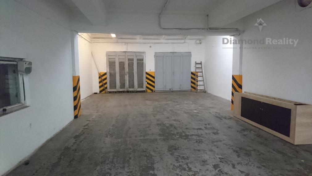 VÝROBNÉ HALY A SKLADY – PRENÁJOM SKLADOVÝCH A VÝROBNÝCH PRIESTOROV S KANCELÁRIAMI | 3 251 m² | TOP DOSTUPNOSŤ PRE KAMIÓNY