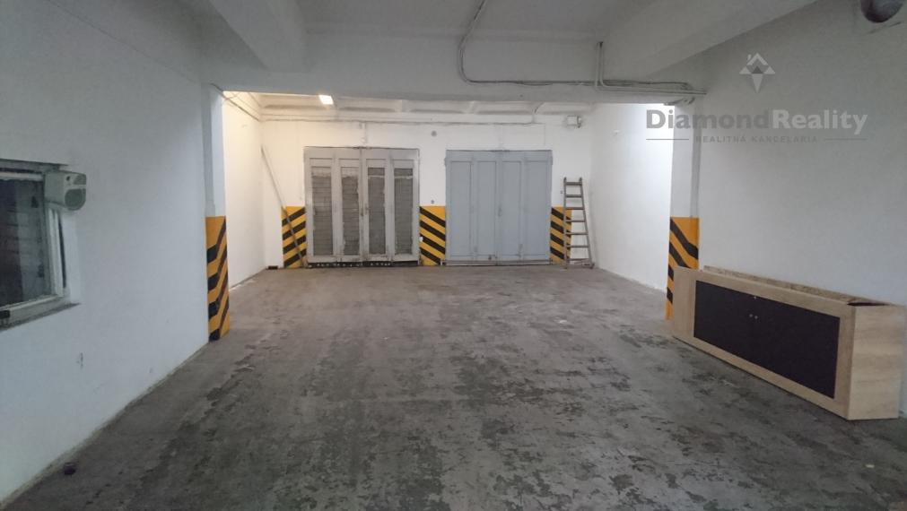 VÝROBNÉ HALY A SKLADY – PRENÁJOM SKLADOVÝCH A VÝROBNÝCH PRIESTOROV S KANCELÁRIAMI | 3 251 m² | TOP DOSTUPNOSŤ PRE KAMIÓNY