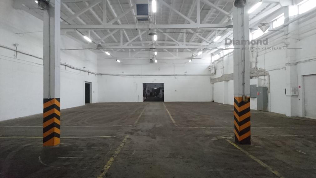 VÝROBNÉ HALY A SKLADY – PRENÁJOM SKLADOVÝCH A VÝROBNÝCH PRIESTOROV S KANCELÁRIAMI | 3 251 m² | TOP DOSTUPNOSŤ PRE KAMIÓNY