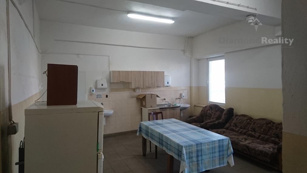 VÝROBNÉ HALY A SKLADY – PRENÁJOM SKLADOVÝCH A VÝROBNÝCH PRIESTOROV S KANCELÁRIAMI | 3 251 m² | TOP DOSTUPNOSŤ PRE KAMIÓNY