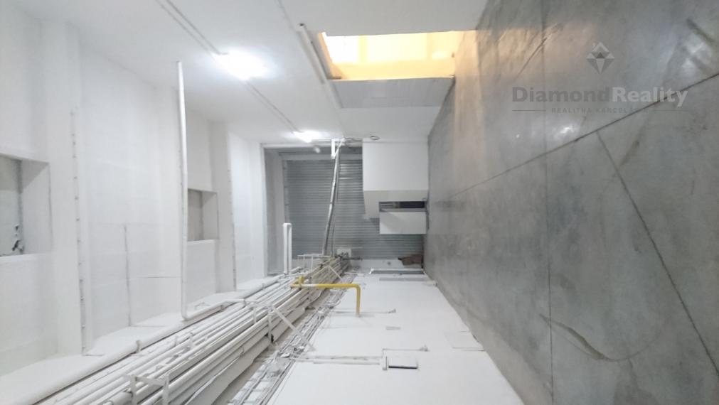 VÝROBNÉ HALY A SKLADY – PRENÁJOM SKLADOVÝCH A VÝROBNÝCH PRIESTOROV S KANCELÁRIAMI | 3 251 m² | TOP DOSTUPNOSŤ PRE KAMIÓNY