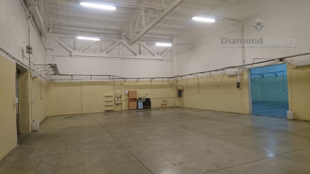 VÝROBNÉ HALY A SKLADY – PRENÁJOM SKLADOVÝCH A VÝROBNÝCH PRIESTOROV S KANCELÁRIAMI | 3 251 m² | TOP DOSTUPNOSŤ PRE KAMIÓNY