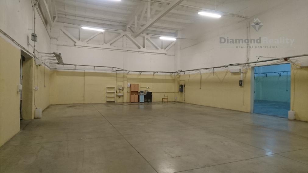 VÝROBNÉ HALY A SKLADY – PRENÁJOM SKLADOVÝCH A VÝROBNÝCH PRIESTOROV S KANCELÁRIAMI | 3 251 m² | TOP DOSTUPNOSŤ PRE KAMIÓNY