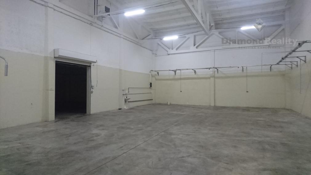 VÝROBNÉ HALY A SKLADY – PRENÁJOM SKLADOVÝCH A VÝROBNÝCH PRIESTOROV S KANCELÁRIAMI | 3 251 m² | TOP DOSTUPNOSŤ PRE KAMIÓNY