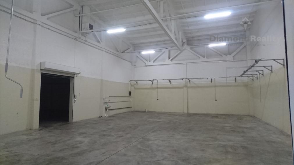 VÝROBNÉ HALY A SKLADY – PRENÁJOM SKLADOVÝCH A VÝROBNÝCH PRIESTOROV S KANCELÁRIAMI | 3 251 m² | TOP DOSTUPNOSŤ PRE KAMIÓNY