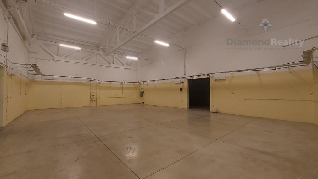 VÝROBNÉ HALY A SKLADY – PRENÁJOM SKLADOVÝCH A VÝROBNÝCH PRIESTOROV S KANCELÁRIAMI | 3 251 m² | TOP DOSTUPNOSŤ PRE KAMIÓNY
