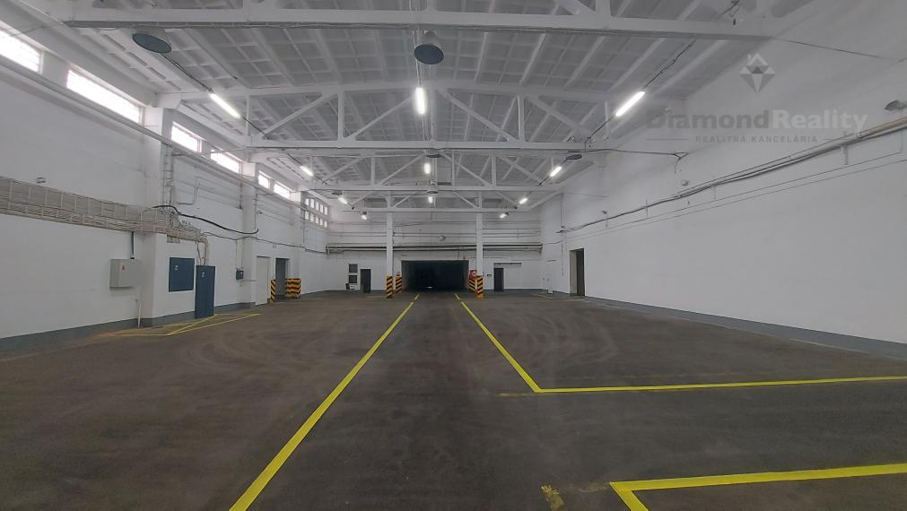VÝROBNÉ HALY A SKLADY – PRENÁJOM SKLADOVÝCH A VÝROBNÝCH PRIESTOROV S KANCELÁRIAMI | 3 251 m² | TOP DOSTUPNOSŤ PRE KAMIÓNY