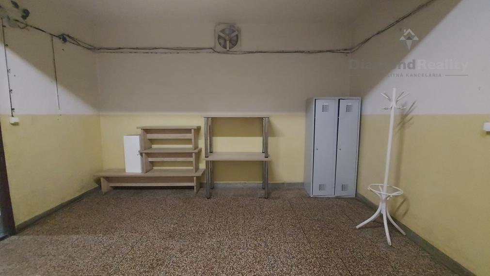 VÝROBNÉ HALY A SKLADY – PRENÁJOM SKLADOVÝCH A VÝROBNÝCH PRIESTOROV S KANCELÁRIAMI | 3 251 m² | TOP DOSTUPNOSŤ PRE KAMIÓNY