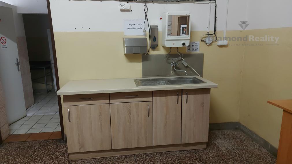 VÝROBNÉ HALY A SKLADY – PRENÁJOM SKLADOVÝCH A VÝROBNÝCH PRIESTOROV S KANCELÁRIAMI | 3 251 m² | TOP DOSTUPNOSŤ PRE KAMIÓNY