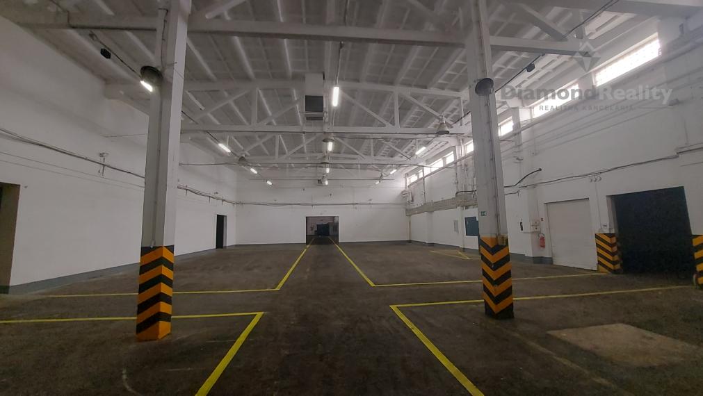 VÝROBNÉ HALY A SKLADY – PRENÁJOM SKLADOVÝCH A VÝROBNÝCH PRIESTOROV S KANCELÁRIAMI | 3 251 m² | TOP DOSTUPNOSŤ PRE KAMIÓNY