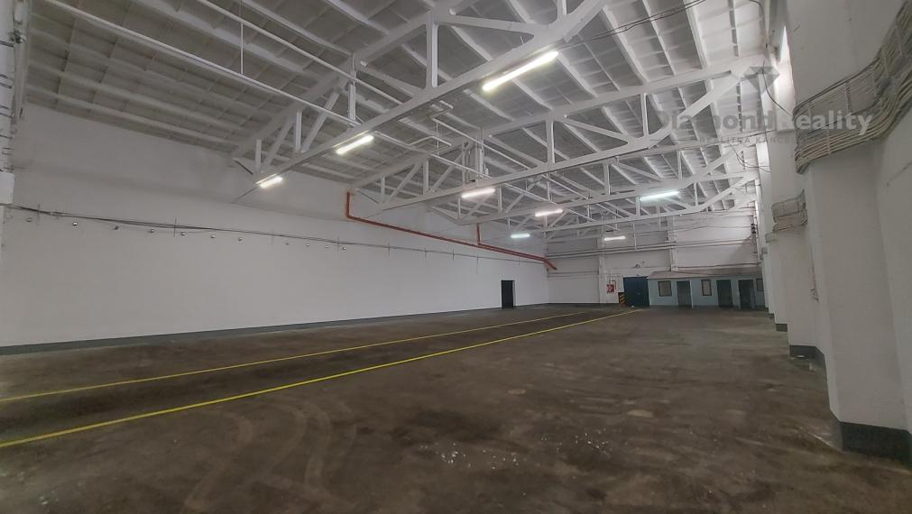 VÝROBNÉ HALY A SKLADY – PRENÁJOM SKLADOVÝCH A VÝROBNÝCH PRIESTOROV S KANCELÁRIAMI | 3 251 m² | TOP DOSTUPNOSŤ PRE KAMIÓNY