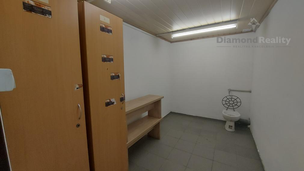 VÝROBNÉ HALY A SKLADY – PRENÁJOM SKLADOVÝCH A VÝROBNÝCH PRIESTOROV S KANCELÁRIAMI | 3 251 m² | TOP DOSTUPNOSŤ PRE KAMIÓNY