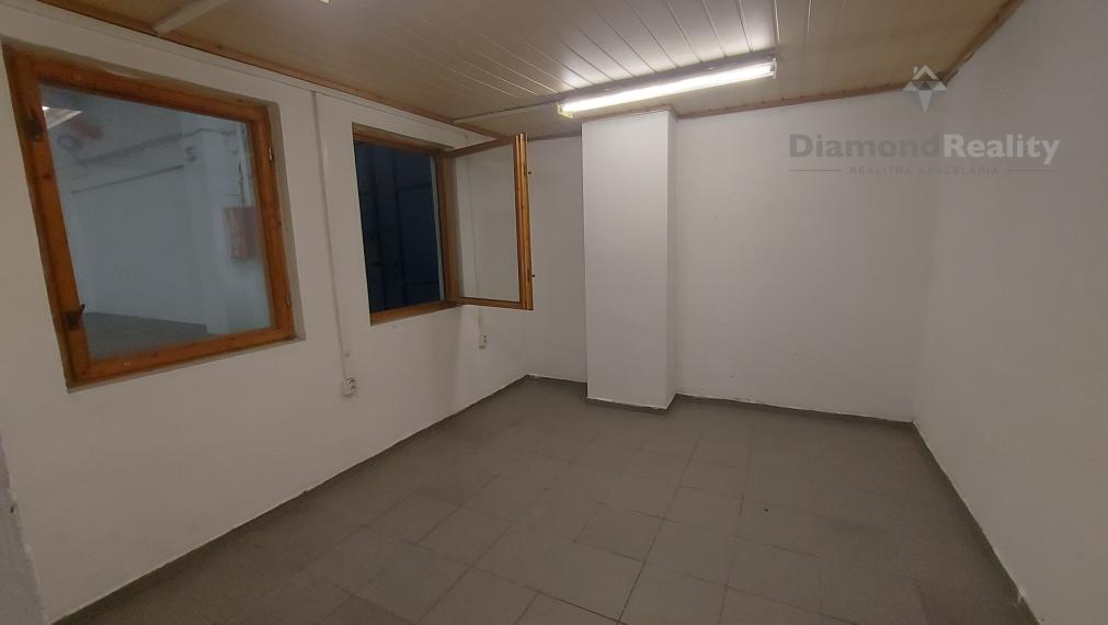 VÝROBNÉ HALY A SKLADY – PRENÁJOM SKLADOVÝCH A VÝROBNÝCH PRIESTOROV S KANCELÁRIAMI | 3 251 m² | TOP DOSTUPNOSŤ PRE KAMIÓNY
