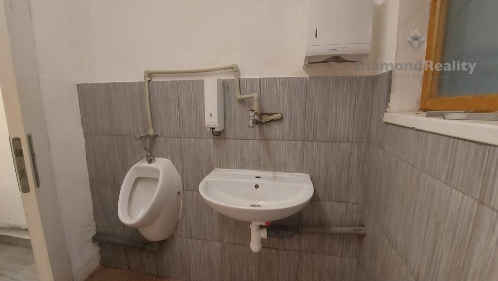 VÝROBNÉ HALY A SKLADY – PRENÁJOM SKLADOVÝCH A VÝROBNÝCH PRIESTOROV S KANCELÁRIAMI | 3 251 m² | TOP DOSTUPNOSŤ PRE KAMIÓNY