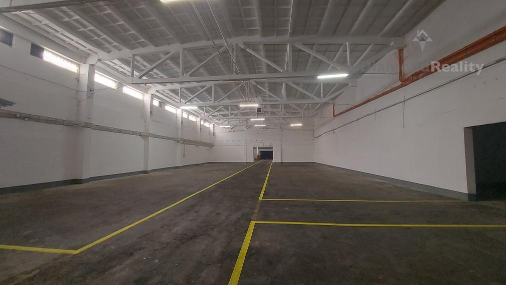 VÝROBNÉ HALY A SKLADY – PRENÁJOM SKLADOVÝCH A VÝROBNÝCH PRIESTOROV S KANCELÁRIAMI | 3 251 m² | TOP DOSTUPNOSŤ PRE KAMIÓNY