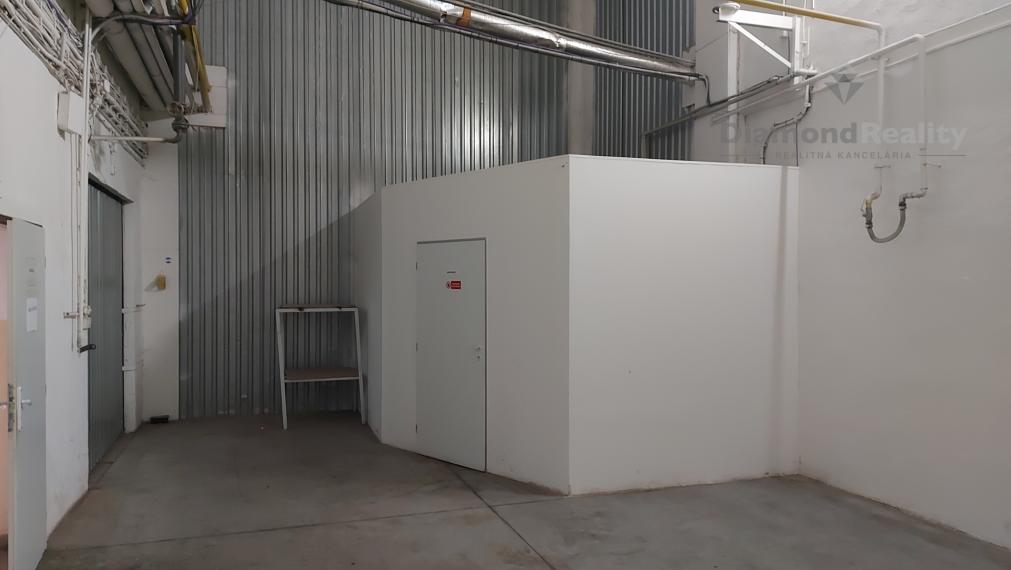 VÝROBNÉ HALY A SKLADY – PRENÁJOM SKLADOVÝCH A VÝROBNÝCH PRIESTOROV S KANCELÁRIAMI | 3 251 m² | TOP DOSTUPNOSŤ PRE KAMIÓNY