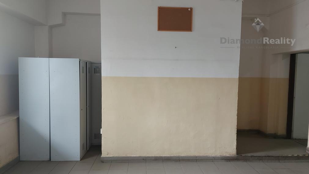 VÝROBNÉ HALY A SKLADY – PRENÁJOM SKLADOVÝCH A VÝROBNÝCH PRIESTOROV S KANCELÁRIAMI | 3 251 m² | TOP DOSTUPNOSŤ PRE KAMIÓNY