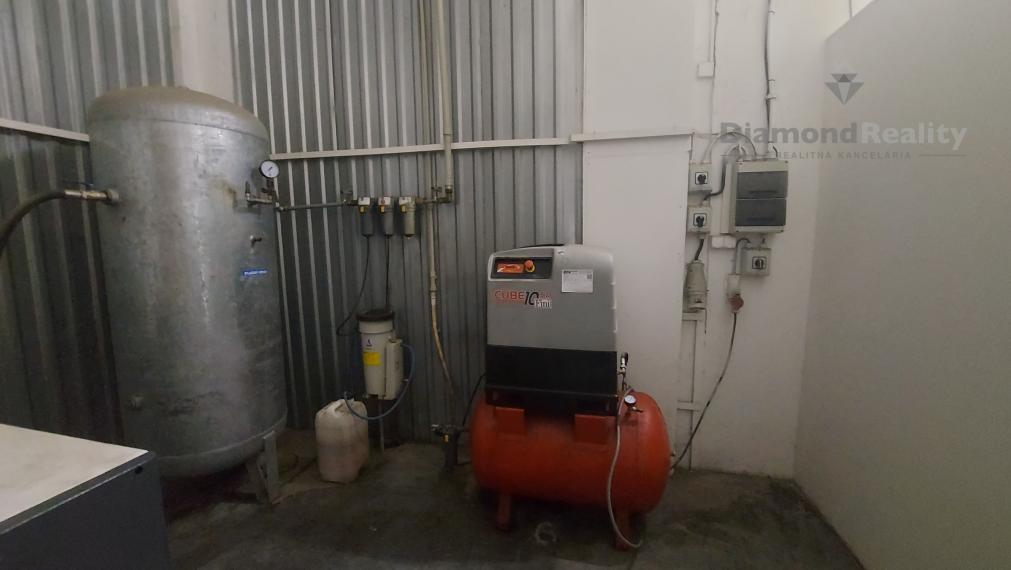 VÝROBNÉ HALY A SKLADY – PRENÁJOM SKLADOVÝCH A VÝROBNÝCH PRIESTOROV S KANCELÁRIAMI | 3 251 m² | TOP DOSTUPNOSŤ PRE KAMIÓNY