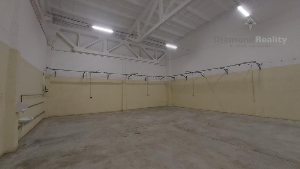 VÝROBNÉ HALY A SKLADY – PRENÁJOM SKLADOVÝCH A VÝROBNÝCH PRIESTOROV S KANCELÁRIAMI | 3 251 m² | TOP DOSTUPNOSŤ PRE KAMIÓNY