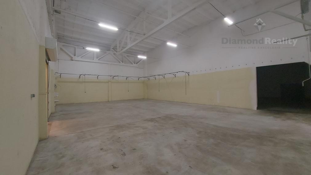 VÝROBNÉ HALY A SKLADY – PRENÁJOM SKLADOVÝCH A VÝROBNÝCH PRIESTOROV S KANCELÁRIAMI | 3 251 m² | TOP DOSTUPNOSŤ PRE KAMIÓNY