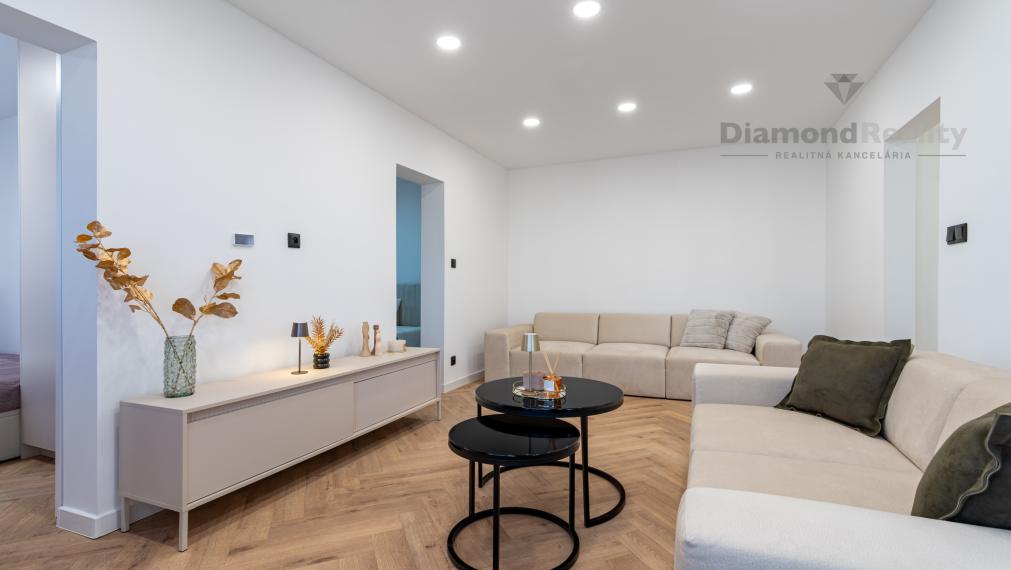 NA PREDAJ PEKNÝ A ZREKONŠTRUOVANÝ 3-IZBOVÝ BYT NA ULICI VÝSTAVBY, KOŠICE - ZÁPAD.