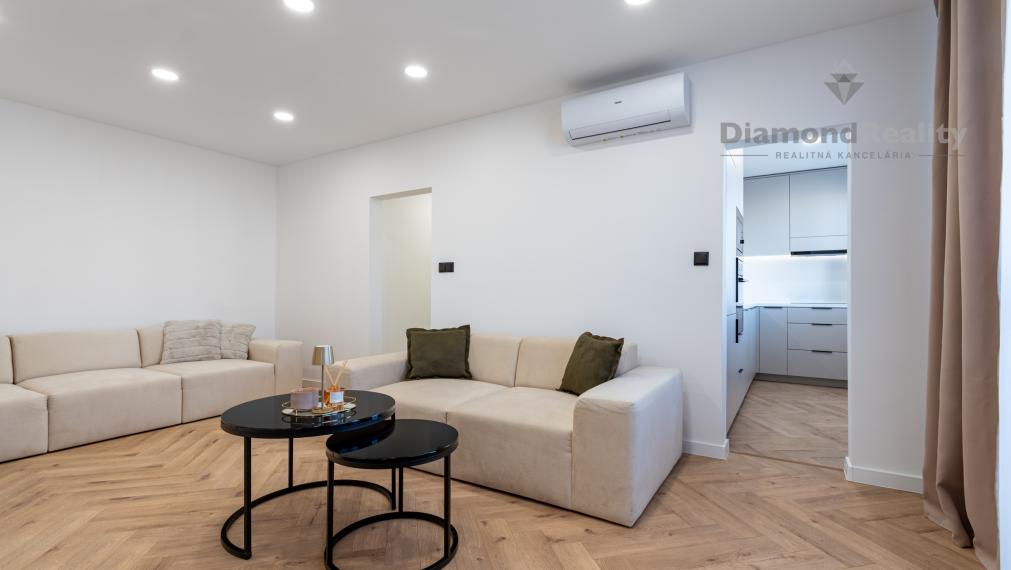 NA PREDAJ PEKNÝ A ZREKONŠTRUOVANÝ 3-IZBOVÝ BYT NA ULICI VÝSTAVBY, KOŠICE - ZÁPAD.