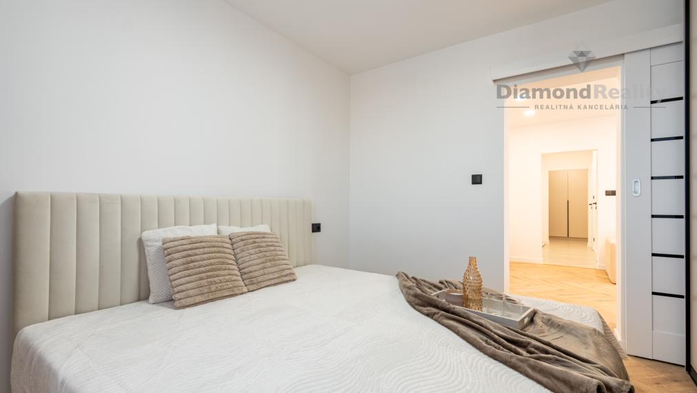 NA PREDAJ PEKNÝ A ZREKONŠTRUOVANÝ 3-IZBOVÝ BYT NA ULICI VÝSTAVBY, KOŠICE - ZÁPAD.