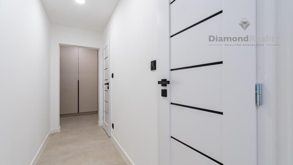 NA PREDAJ PEKNÝ A ZREKONŠTRUOVANÝ 3-IZBOVÝ BYT NA ULICI VÝSTAVBY, KOŠICE - ZÁPAD.