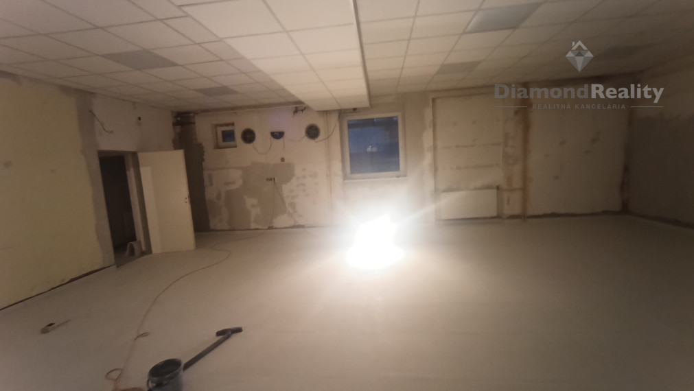 Na prenájom obchodný priestor v centre Nitry s parkovaním 170 m2