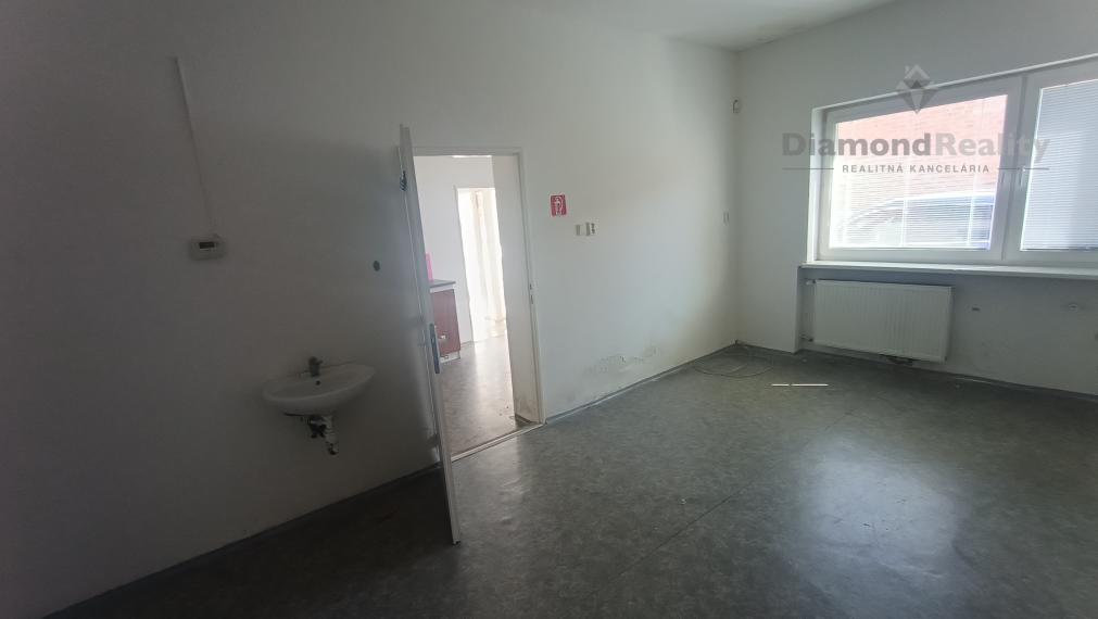 Na prenájom priestranná kancelária s parkovaním za skvelú cenu Nitra