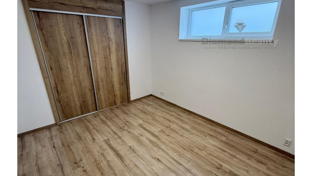 Na predaj 5-izbový bungalov , v obci Seňa