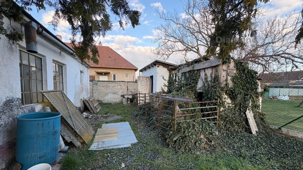 Na predaj rodinný dom so záhradou, blízo Trnavy, Malženice.