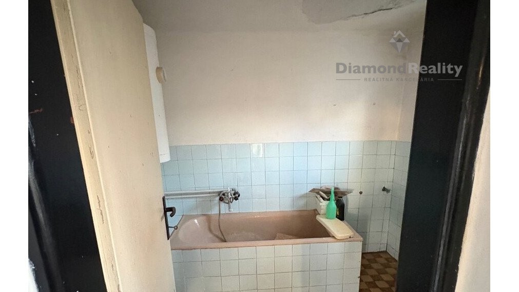 Na predaj rodinný dom so záhradou, blízo Trnavy, Malženice.