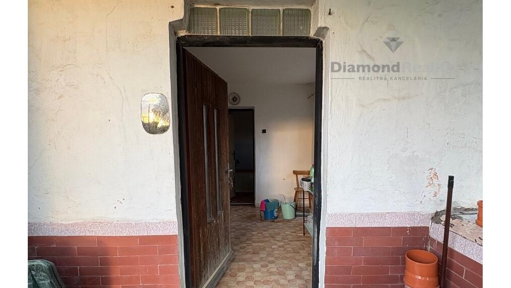 Na predaj rodinný dom so záhradou, blízo Trnavy, Malženice.