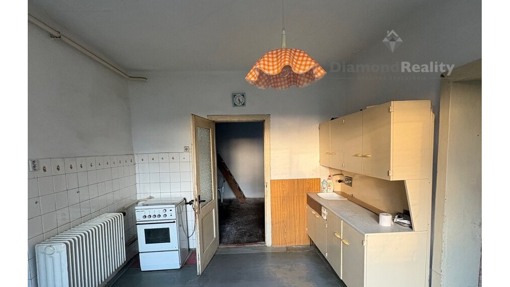 Na predaj rodinný dom so záhradou, blízo Trnavy, Malženice.