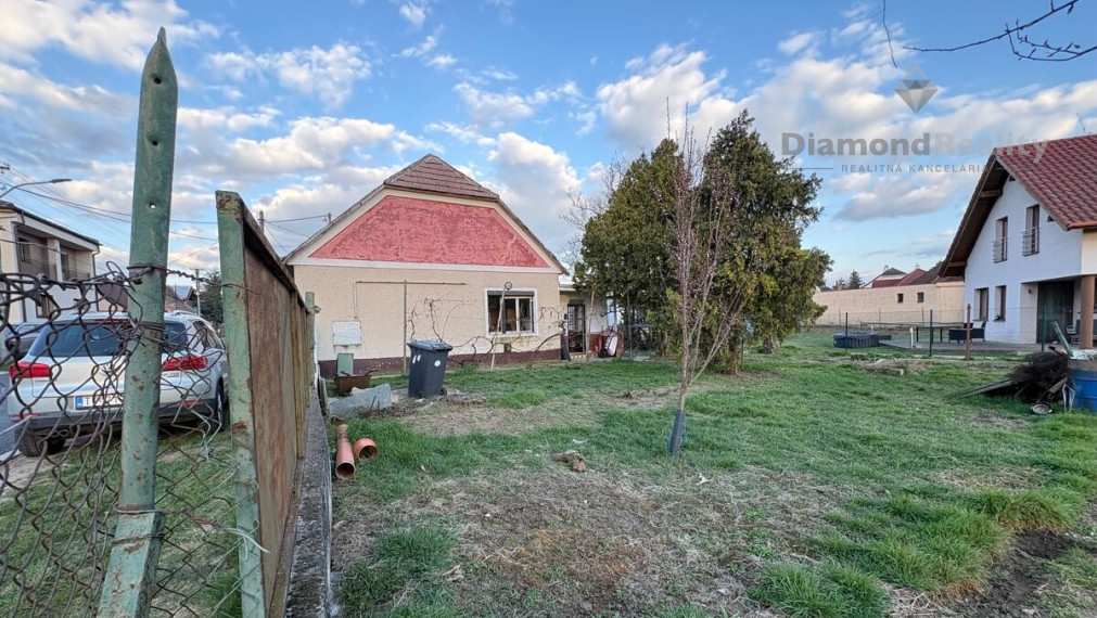 Na predaj rodinný dom so záhradou, blízo Trnavy, Malženice.